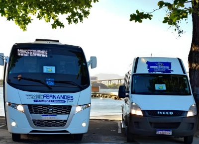 Frente de ônibus e van