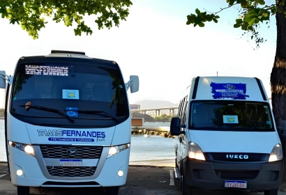 Frente de ônibus e van