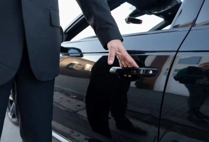 Carro executivo preto para transferëncia de pessoas